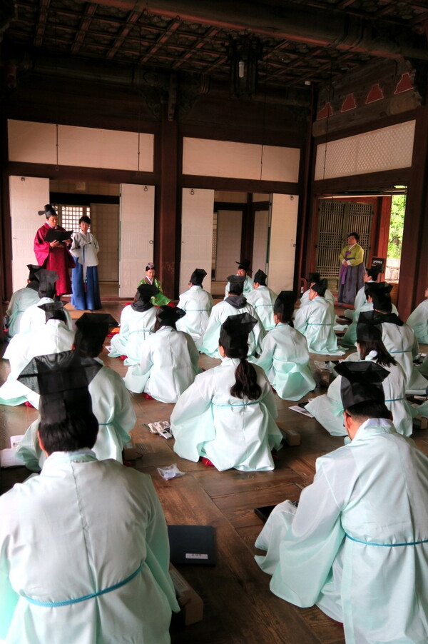 한국 전통예절교육에 참여 중인 라이어터들의 모습. 사진=라이엇게임즈