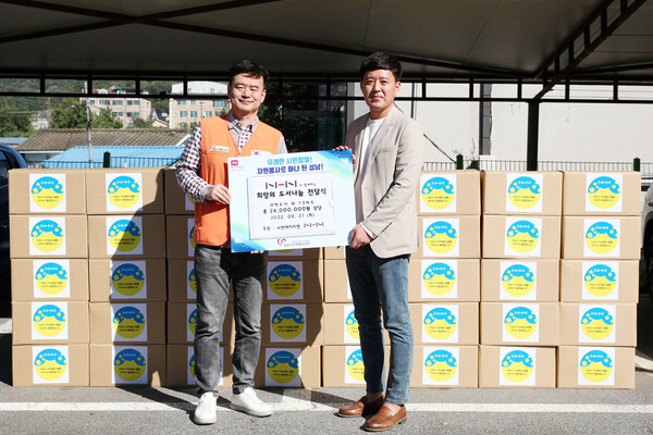 성남시 자원봉사센터 이덕은 센터장(왼쪽)과 NHN 이상윤 총무팀장이 도서 전달식을 실시했다.